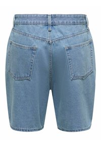 Short en jean bleu clair avec deux poches arrière, passants pour ceinture et un ourlet droit, vu de dos sur fond blanc.