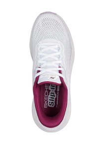 Zapatilla deportiva blanca con parte superior de malla, interior y cordones color burdeos, diseño sin cordones y cuello acolchado para mayor comodidad.