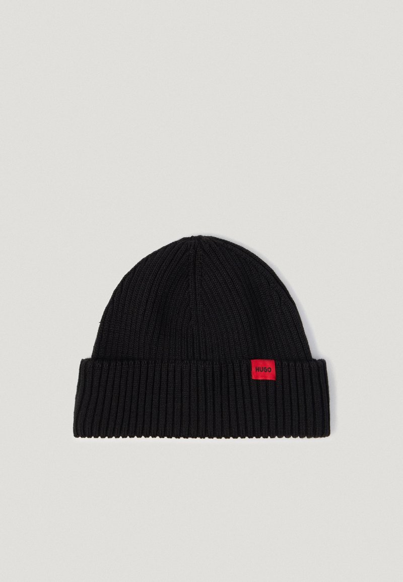 Zwarte gebreide beanie met een geribbelde structuur en een omgeslagen rand. Voorzien van een klein rood label met 'HUGO' aan de zijkant. Zachte textuur.