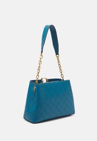 Borsa a tracolla in pelle blu con forma strutturata, motivo in rilievo, catena e tracolla dorate, e apertura superiore. Superficie texturizzata e bordi a contrasto.