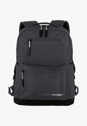Schwarzer Stoff-Rucksack mit strukturiertem Muster, mehreren Reißverschlussfächern, gepolsterten Schulterriemen und einem silbernen Logo auf der Vorderseite.