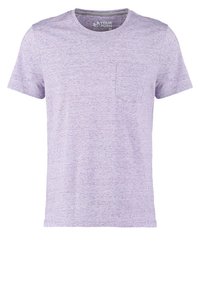 Jasnofioletowy t-shirt z krótkim rękawem i okrągłym dekoltem, wykonany z heatherowej tkaniny, z małą kieszonką na piersi oraz brandingiem "Your Turn" wewnątrz kołnierza.