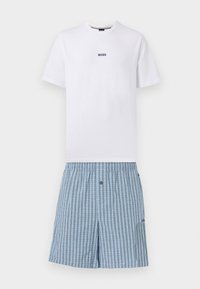 T-shirt blanc à manches courtes avec logo "BOSS" sur la poitrine, assorti à un short à taille élastique à carreaux bleu clair avec braguette à boutons.