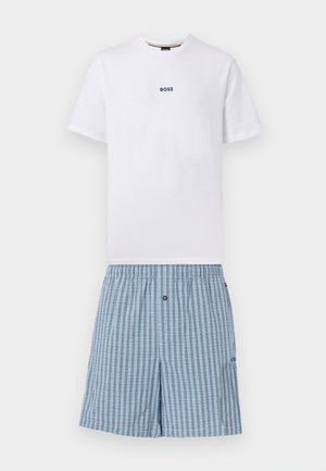 Fehér rövid ujjú póló "BOSS" logóval a mellkason, világoskék kockás elasztikus derekú rövidnadrággal, gombos sliccel párosítva.