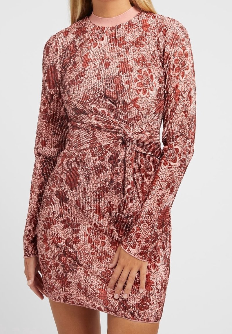 Rotes, floral gemustertes Langarmkleid mit gerippter Textur und einer geknoteten Taillendetail. Mit Rundhalsausschnitt und taillierter Silhouette.