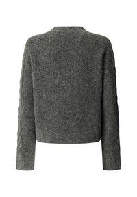 Pelēks adīts džemperis ar garām piedurknēm, apaļu kakla izgriezumu, teksturētu apdari un ribotu apakšmalu; uz piedurknēm ir kabelveida raksts.