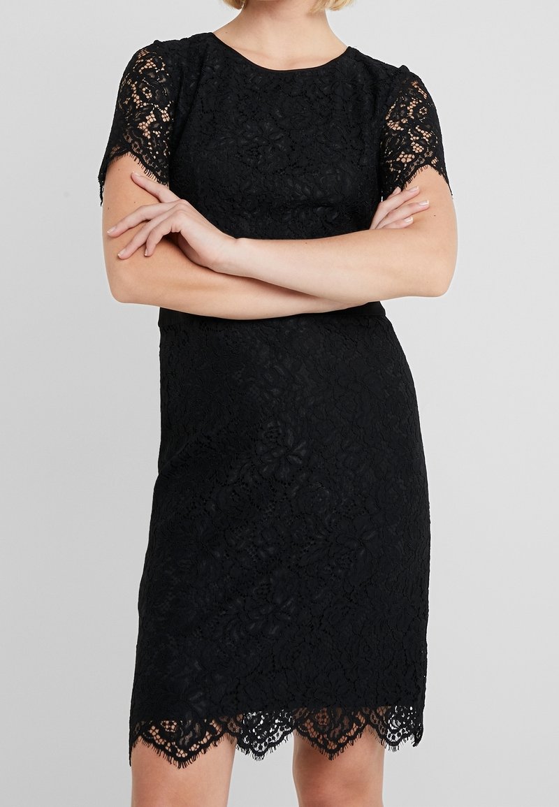 Schwarzes Spitzenkleid mit kurzen Ärmeln, floralem Muster, gewelltem Saum, taillierter Silhouette und strukturiertem Oberflächenmaterial.