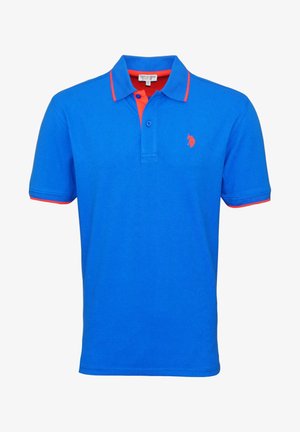 Blaues Poloshirt mit kurzen Ärmeln, roten Akzenten am Kragen, an den Ärmelsäumen und kleinem Logo auf der linken Brustseite. Vorderseite mit Zwei-Knopf-Leiste.