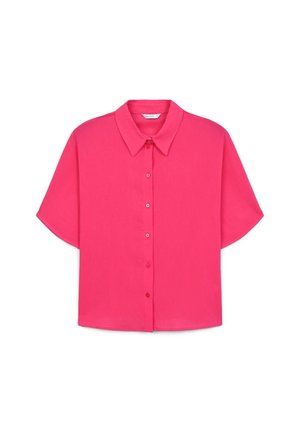 Chemise à manches courtes rose vif, boutonnée, avec un large col et une coupe ample et carrée, présentée sur un fond blanc.