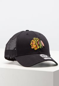 Schwarze Baseballmütze mit einem Netzrücken, auf der Vorderseite mit einem bunten gestickten Logo eines einheimischen Profils und einem gebogenen Schirm.