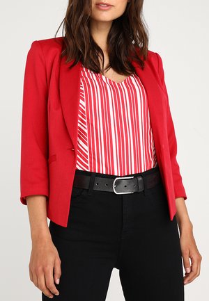 Roter Blazer mit tailliertem Design, leichter Stoff und Dreiviertelärmeln, kombiniert mit einer rot-weiß gestreiften Bluse und einem schwarzen Gürtel.