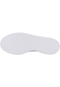 Bílá podrážka boty s texturou včelího plástu, která má hladký povrch a zaoblené okraje. Podrážka je plochá a navržená pro trakci.