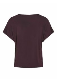 Trumpas rankovės, tamsiai bordo spalvos marškinėliai su laisvu siluetu, apvaliu iškirpimu ir minkšta medžiaga. Yra tiesi apačia be matomų užsegimų.