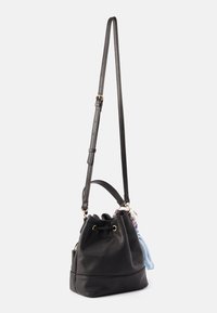 Schwarze Leder-Bucket-Bag mit strukturierter Oberfläche, Zugverschluss, verstellbarem Schulterriemen und dekorativem Schal-Akzent.