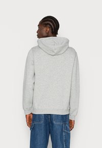 felpa converse cappuccio