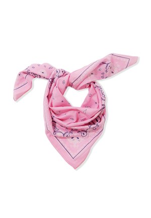 Bandana rose avec motifs cachemire bleu foncé et blanc, pliée légèrement et nouée en haut sur un fond blanc.