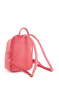 Sac à dos en cuir rose avec une finition texturée, présentant une poche avant zippée, des accessoires en or et des bretelles ajustables.