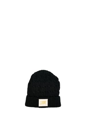 Bonnet noir en tricot avec un revers côtelé et une étiquette crème Leone 1947, sur fond blanc.