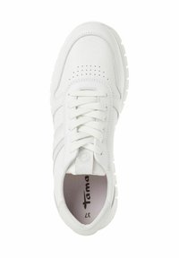Baskets blanches en cuir synthétique, avec des détails perforés, des lacets plats et une semelle texturée. Légers accents gris sur les côtés.