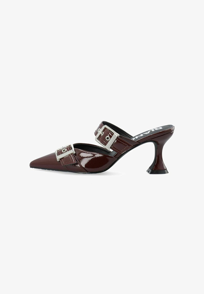 Bordeaux lakschoenen met spitse neuzen, verstelbare banden met vierkante gespen en een gebogen stilettohak.