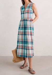 Maxi sukienka z dekoltem w serek, bez rękawów, w kolorową kratkę w odcieniach teal, różu, zieleni i bieli. Zawiera kieszenie.