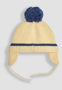 Sombrero de punto en color crema con un pom-pom azul en la parte superior, con orejeras y una banda de canalé azul oscuro en el borde.