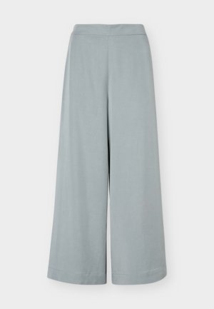 Svijetloplave široke hlače visokog struka i čistih linija, prikazane ravno na bijeloj pozadini.