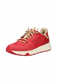 Sneaker sportivo rosso con lacci beige, colletto imbottito e suola bianca, dotato di pannelli in rete e logo laterale.