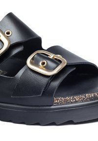 Schwarze Ledersandale mit breiten Riemen, goldfarbenen Schnallen und Korkschichtsohle. Strukturiertes Obermaterial und konturiertes Fußbett für Komfort.
