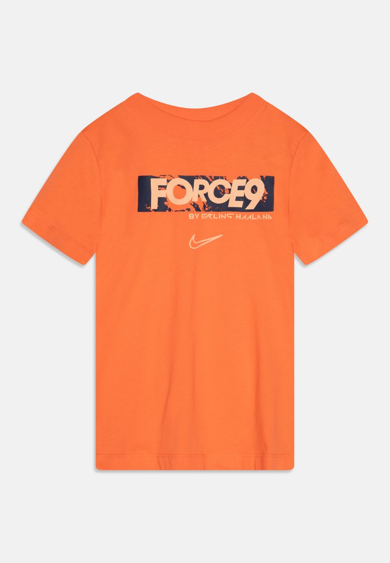 T-shirt de algodão laranja com decote redondo, apresentando um gráfico ousado "FORCE9" em azul escuro e branco, e um logótipo da Nike na frente.
