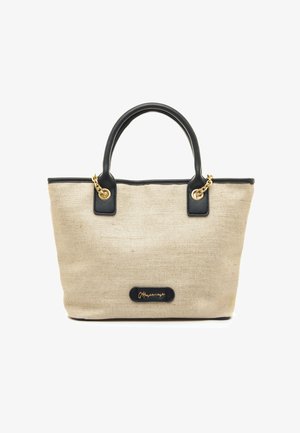 Borsa tote in tela beige con dettagli in pelle nera. Presenta due manici arrotondati, accessori dorati e una targhetta con logo sulla parte anteriore.