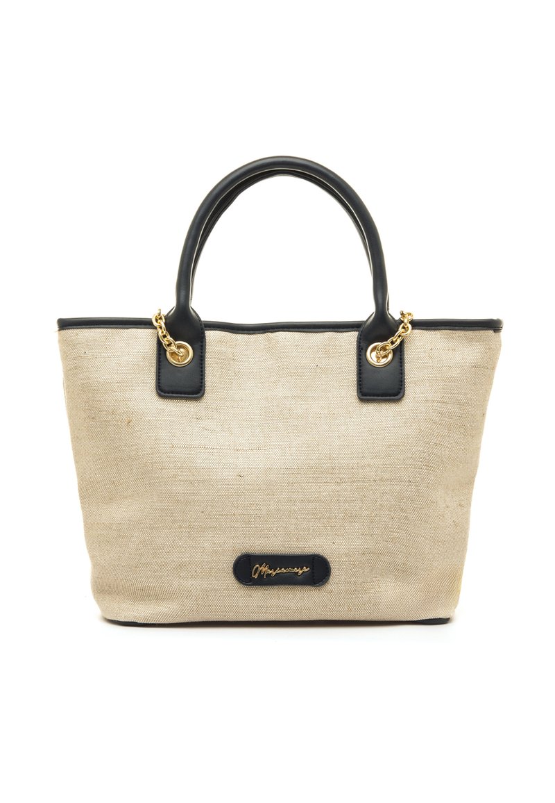 Bolsa tote de lona beige con detalles en cuero negro. Cuenta con dos asas redondeadas, herrajes dorados y una placa con el logotipo en el frente.