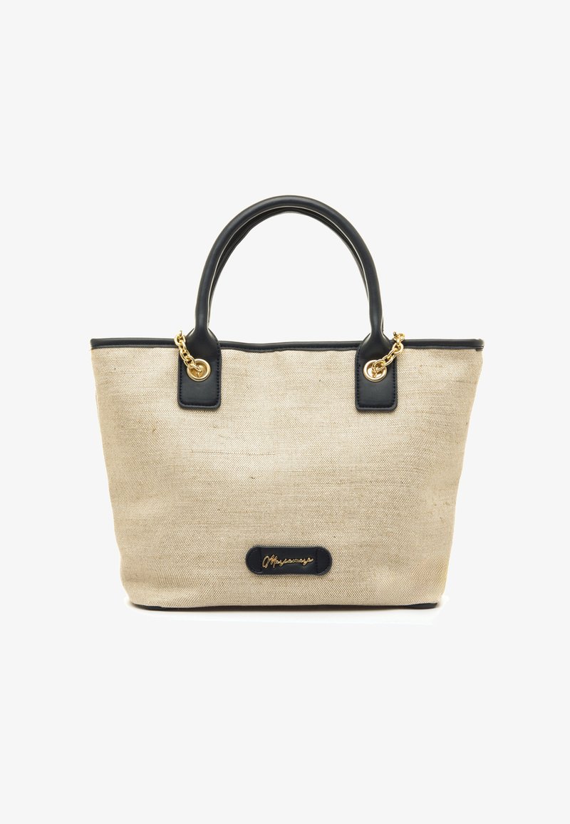 Bolsa tote de lona beige con detalles en cuero negro. Cuenta con dos asas redondeadas, herrajes dorados y una placa con el logotipo en el frente.