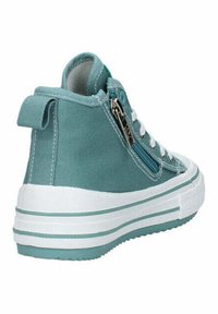 Zapatilla de lona de caña alta en color teal con suela de goma blanca, que cuenta con un zipper lateral, cordones de contraste y una etiqueta en el bucle en la parte trasera.