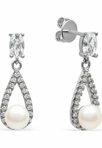 Silverfärgade hängande örhängen med en ovalsculpterad klar sten ovanpå, omgiven av mindre stenar, och en central vit pärla.