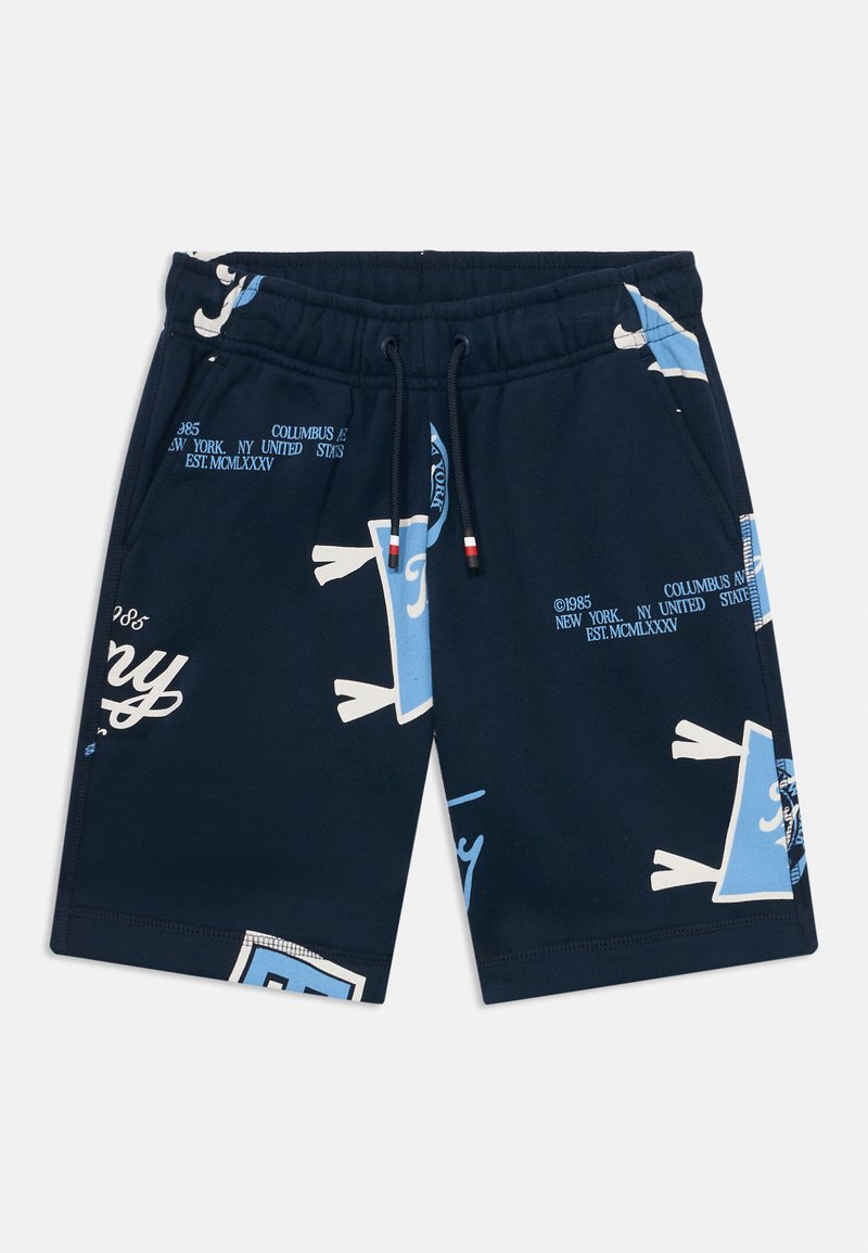 Mørkeblå shorts med snor i livet, med hvite og lyseblå grafikker, inkludert tekst og logoer i ulike plasseringer og stiler.
