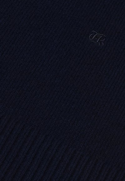 Tessuto a maglia a coste di colore navy con un delicato dettaglio del logo embossato. Texture morbida, motivo uniforme e design leggero.