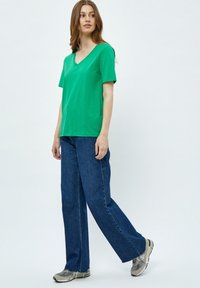 Minus MILETI V-NECK TEE - Paprasti marškinėliai - apple green