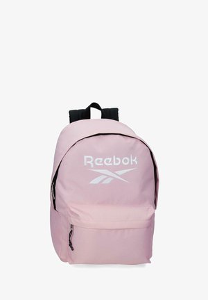 Mochila rosa de Reebok con logo blanco, detalles en cremallera negra, bolsillo frontal con cremallera y correas de hombro negras acolchadas.