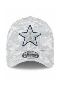 Grau camo Cap mit einem gestickten marineblauen Stern an der Vorderseite, der Stoff hat eine glatte Textur, strukturierte Form, verstellbare Passform, geschwungener Schirm.