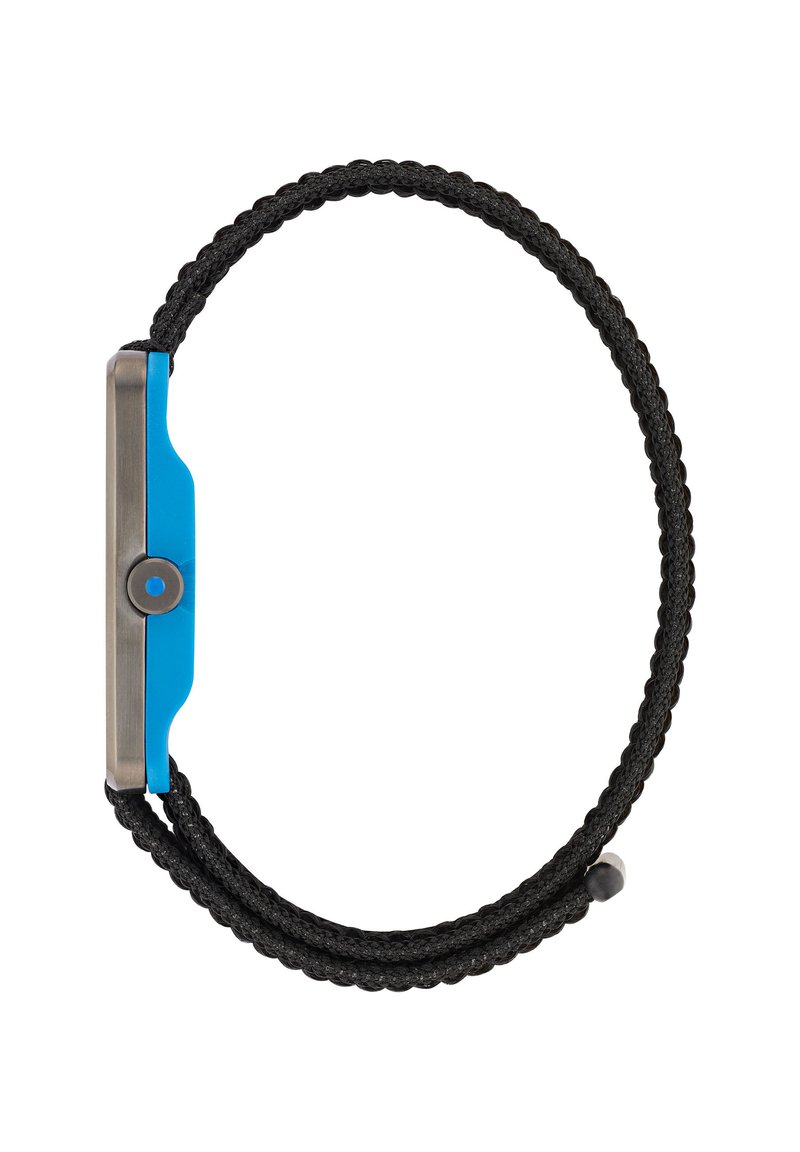 Schlanke rechteckige Armbanduhr mit blauem Metallgehäuse, schwarzem geflochtenem verstellbarem Armband, Seitentaste, seitlich dargestellt.