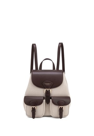 Sac à dos en tissu beige avec rabat en cuir marron foncé, bretelles, deux poches avant avec boucles et poignée supérieure, présenté sur fond blanc.