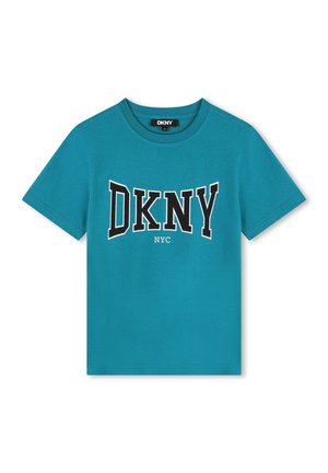 T-shirt à manches courtes teal en coton, présentant un grand logo noir "DKNY" et le texte "NYC" en blanc en dessous, col rond et coupe régulière.