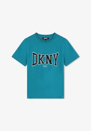 T-shirt à manches courtes teal en coton, présentant un grand logo noir "DKNY" et le texte "NYC" en blanc en dessous, col rond et coupe régulière.