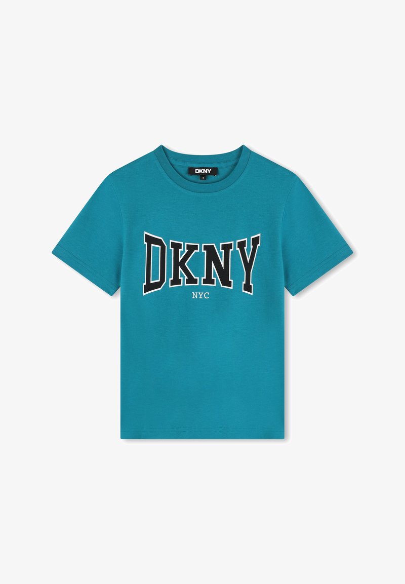 T-shirt à manches courtes teal en coton, présentant un grand logo noir "DKNY" et le texte "NYC" en blanc en dessous, col rond et coupe régulière.