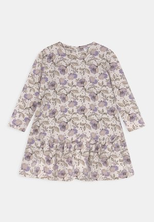 Langärmeliges cremefarbenes Kleid mit lila und beigem Blumenmuster und gerafftem Saum, entworfen für Kleinkinder oder junge Kinder.
