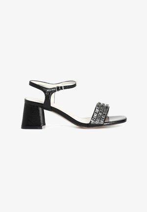 Sandalo nero con tacco a stiletto e cinturino alla caviglia, caratterizzato da una finitura lucida, design del cinturino testurizzato e un tacco solido a blocco.
