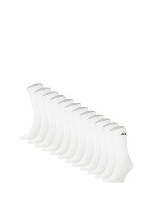 Zwölf Paar weiße Crew-Socken diagonal angeordnet, jede mit einem kleinen schwarzen Logo nahe am oberen Bündchen.