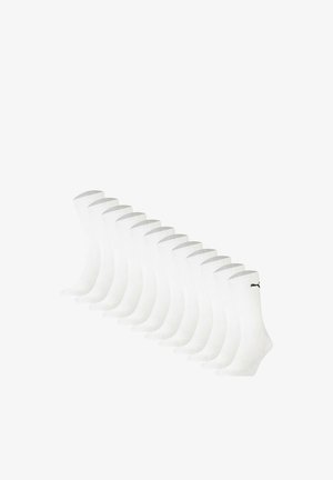 Zwölf Paar weiße Crew-Socken diagonal angeordnet, jede mit einem kleinen schwarzen Logo nahe am oberen Bündchen.