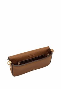 Sac bandoulière en cuir marron avec une finition texturée. Dispose d'une fermeture zippée en haut et d'une poche zippée à l'avant. Accents de quincaillerie dorée.